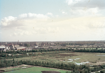 831313 Overzicht over de zuidelijke punt van Transwijk vanuit een flatgebouw aan de Beneluxlaan te Utrecht; op de ...